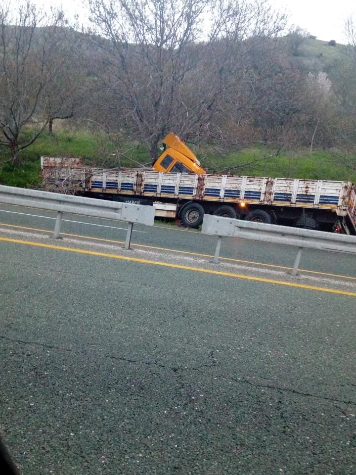 TIR yoldan çıktı: 1 yaralı