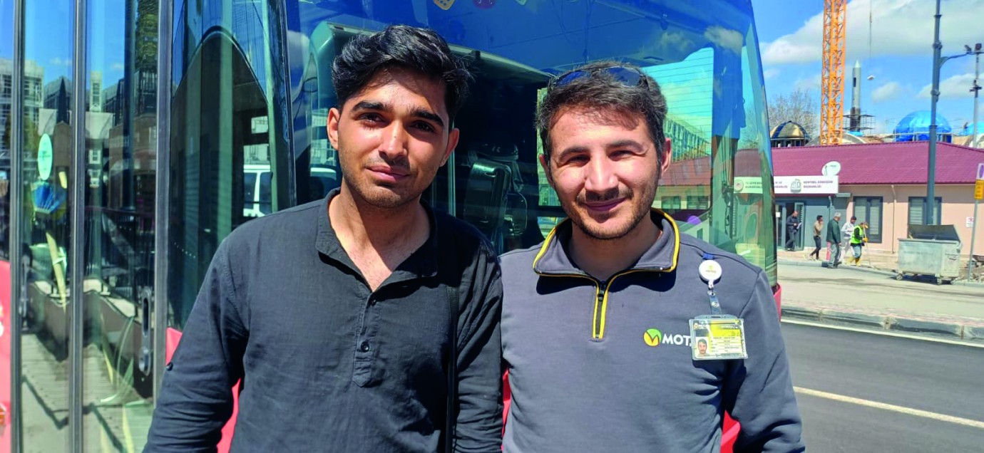 21 Yaşındaki Genç Yolculara Moral Oldu