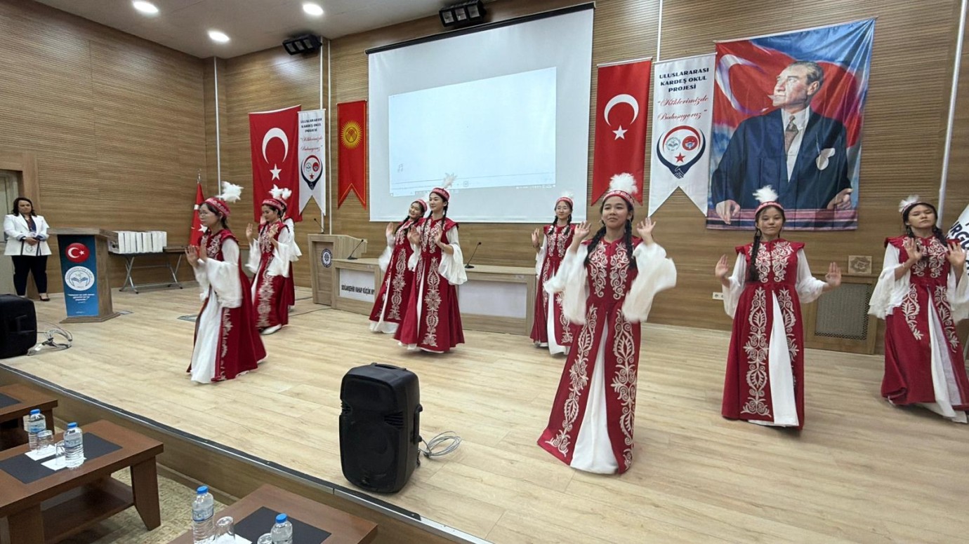Kırgızistan’dan Gelen Öğrenciler Kültürlerini Tanıttı