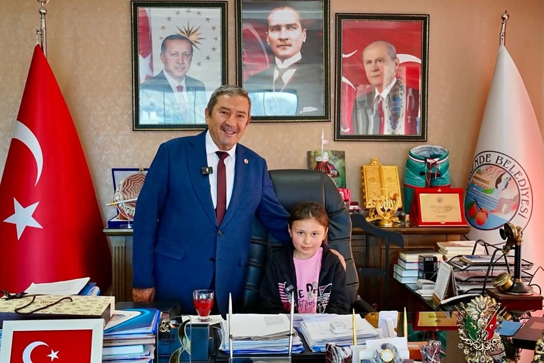 Darende Belediyesi’nde makam çocuklara emanet edildi