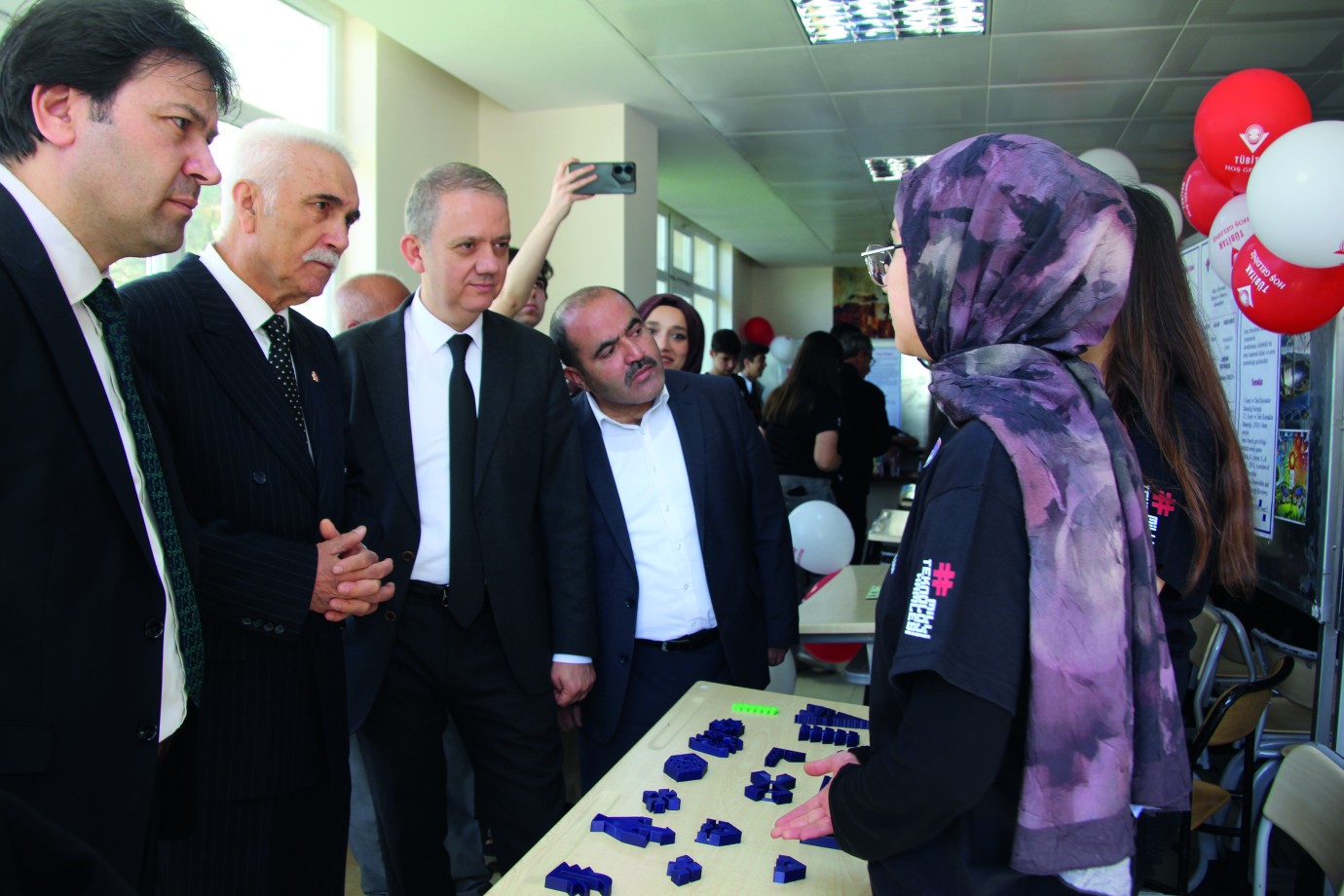 Beydağı Lisesi’nde bilim coşkusu: TÜBİTAK 4006 Fuarı açıldı