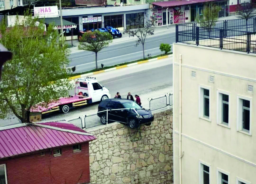 Araç İstinat Duvarında Asılı Kaldı