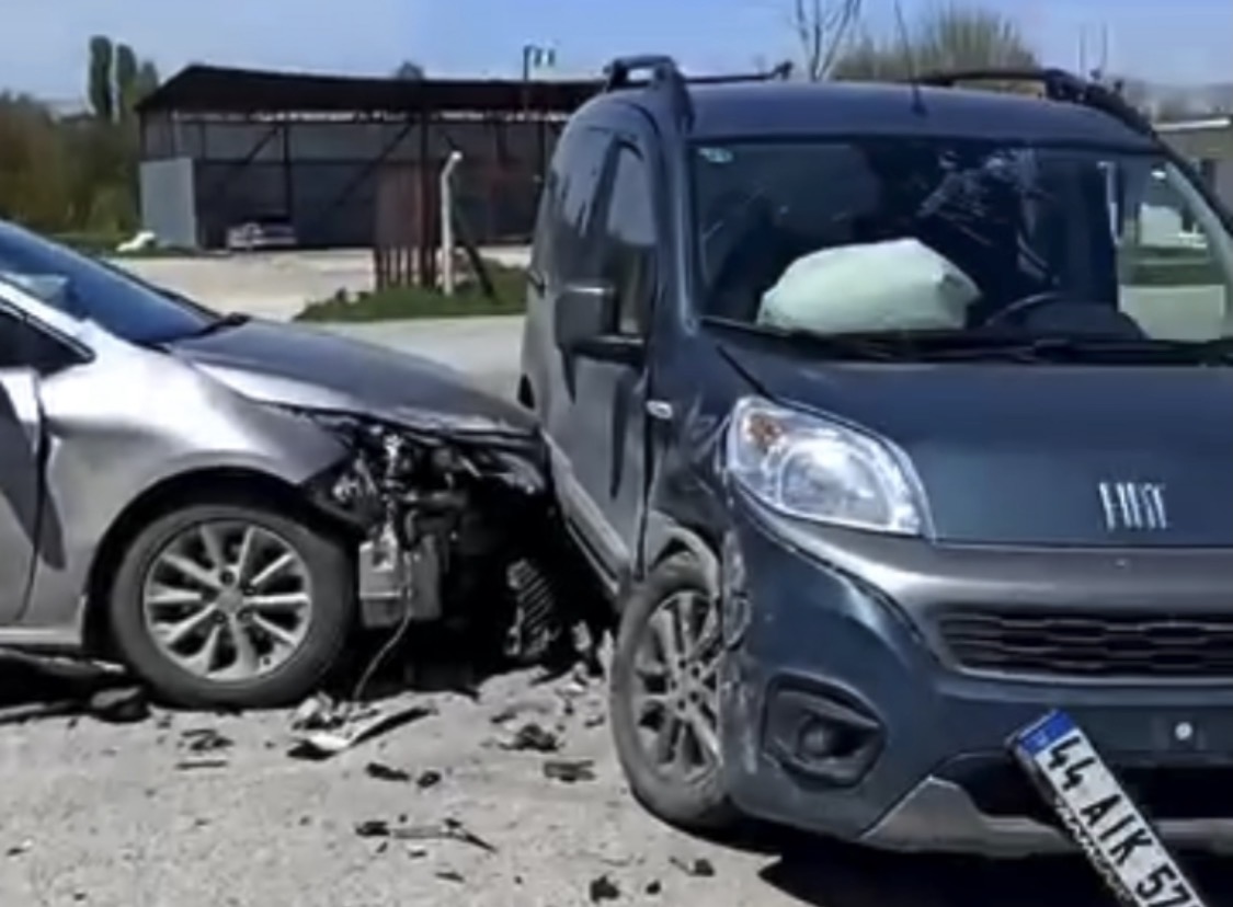 Malatya'da  Dilek Mahallesi’nde Trafik Kazası: 4 Kişi Yaralandı