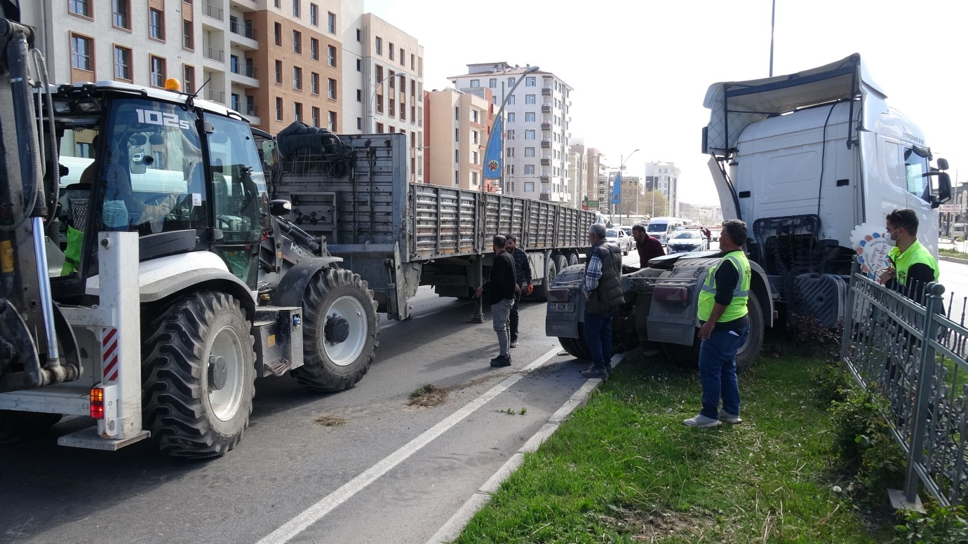 Malatya’da Kaza: Çekici Refüje Çıktı, Trafik Kilitlendi
