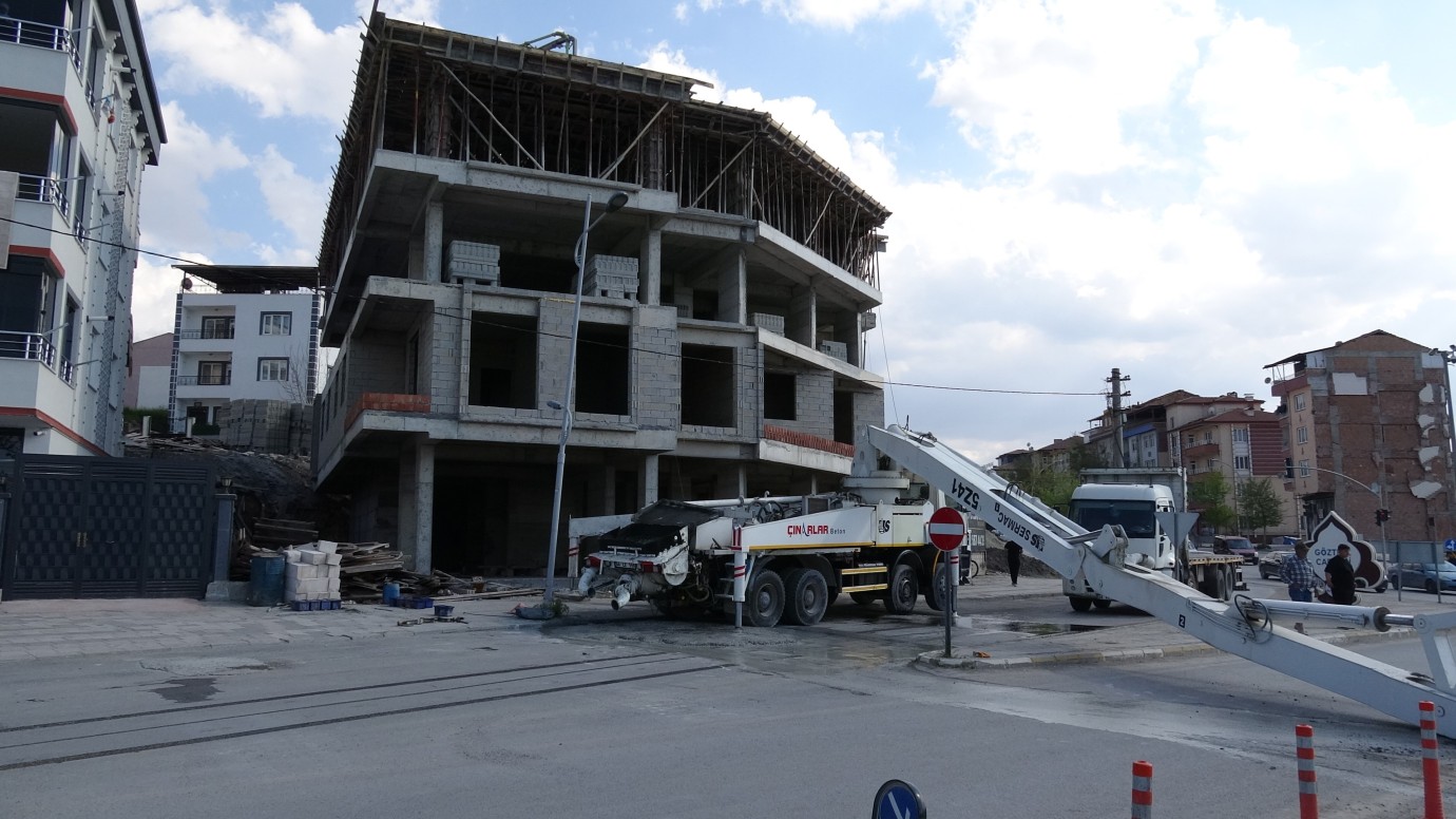 Beton pompası devrildi, faciadan dönüldü