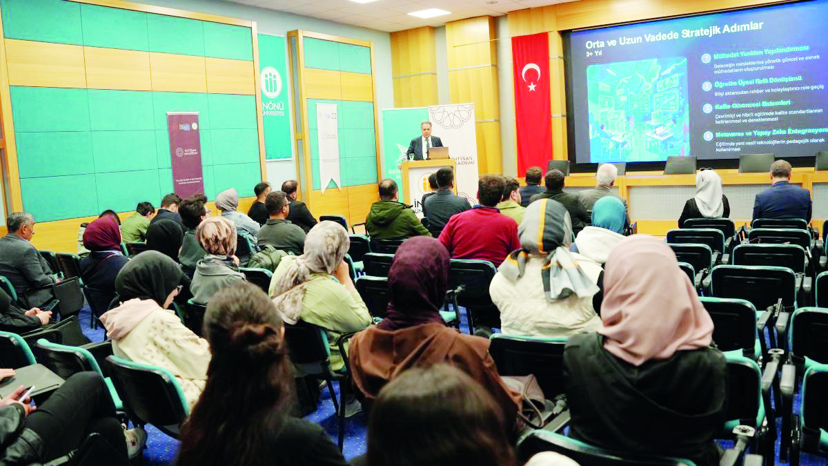 Rektör Akpolat: Uyum Sağlayamayan Üniversiteler Geri Kalır