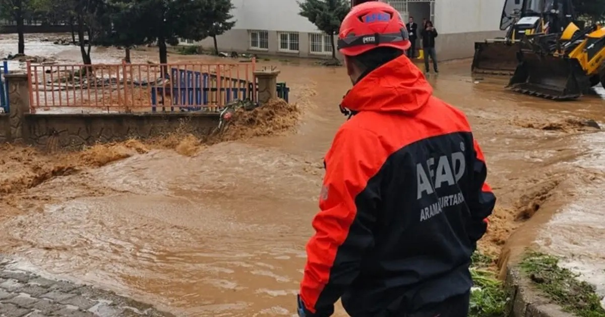 Şiddetli Fırtına ve Yağış Türkiye’yi Vurdu: 2 Ölü, 33 Yaralı, 51 İlde “Sarı Uyarı” Verildi
