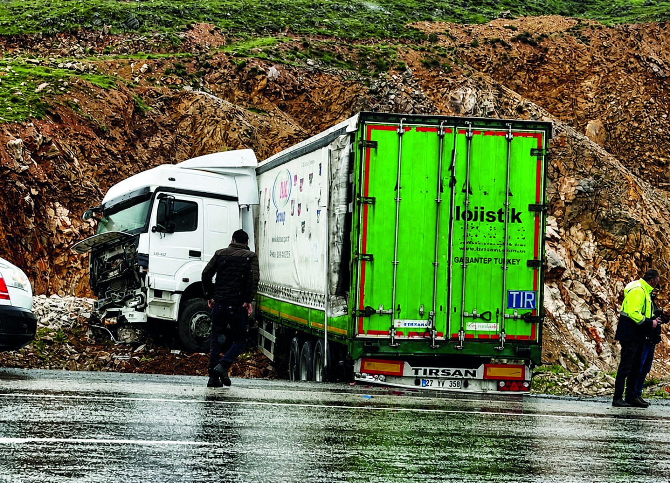 TIR Yoldan Çıktı: Sürücü Yaralandı