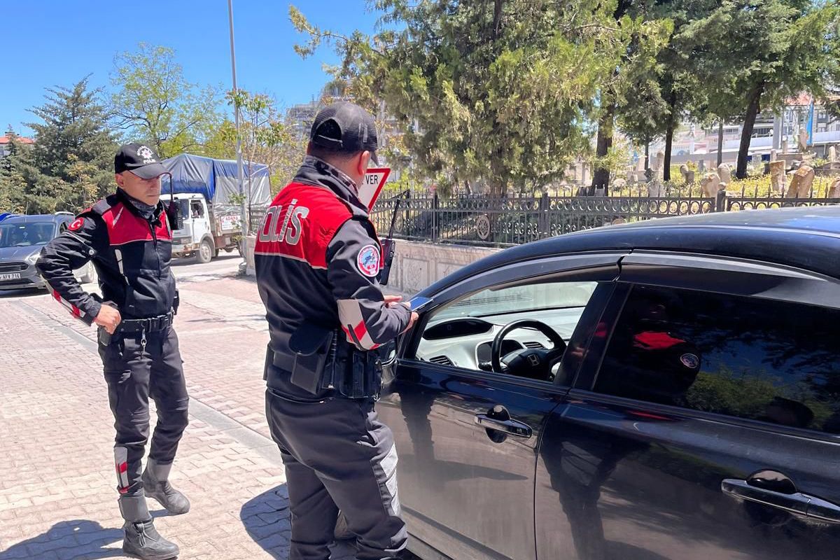 Malatya’da Mezarlık Çevrelerinde Huzur Uygulaması: 77 Kişi Sorgulandı