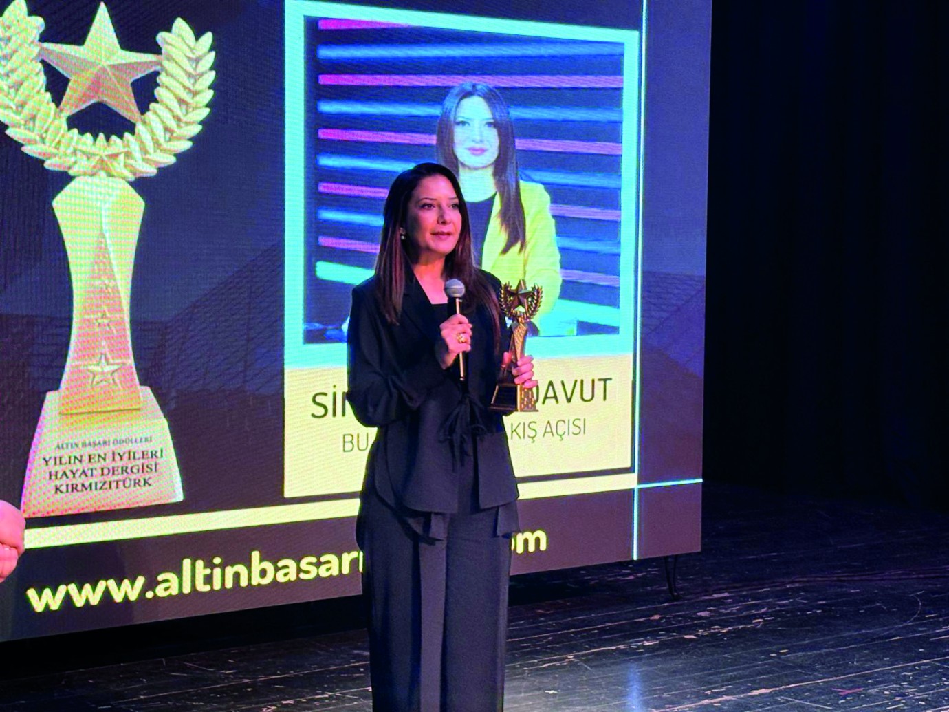 Sinem Hatun Davut’a “Yılın En İyi Haber Tartışma Programı Sunucusu” Ödülü