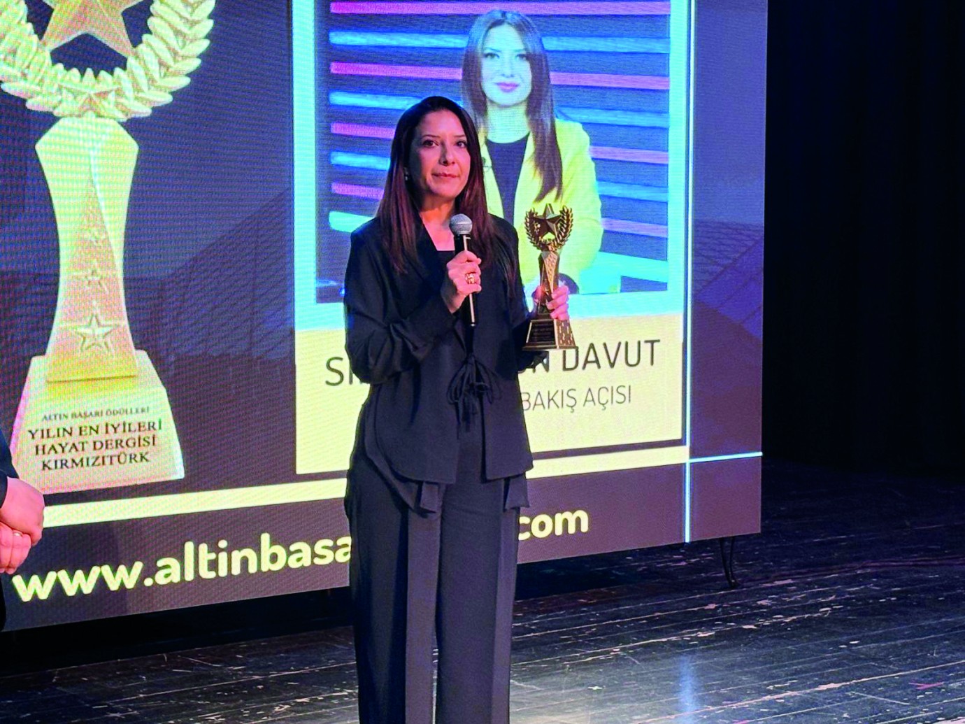 Sinem Hatun Davut’a “Yılın En İyi Haber Tartışma Programı Sunucusu” Ödülü
