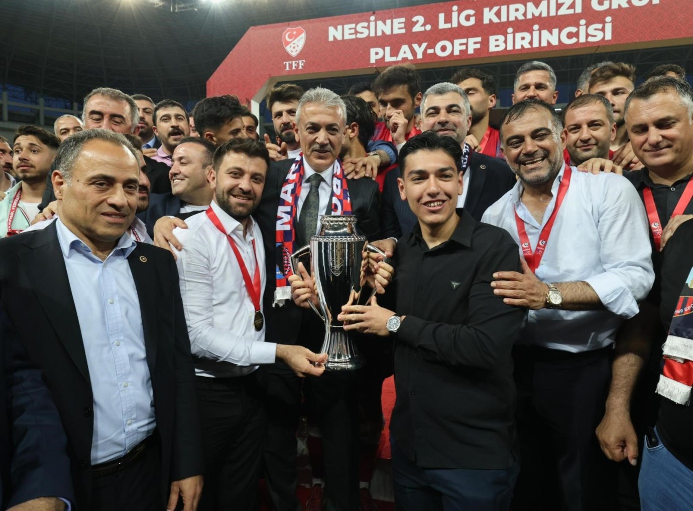 Elazığlı Vali Akkoyun'a 'Babalar sözünü tutar' jesti