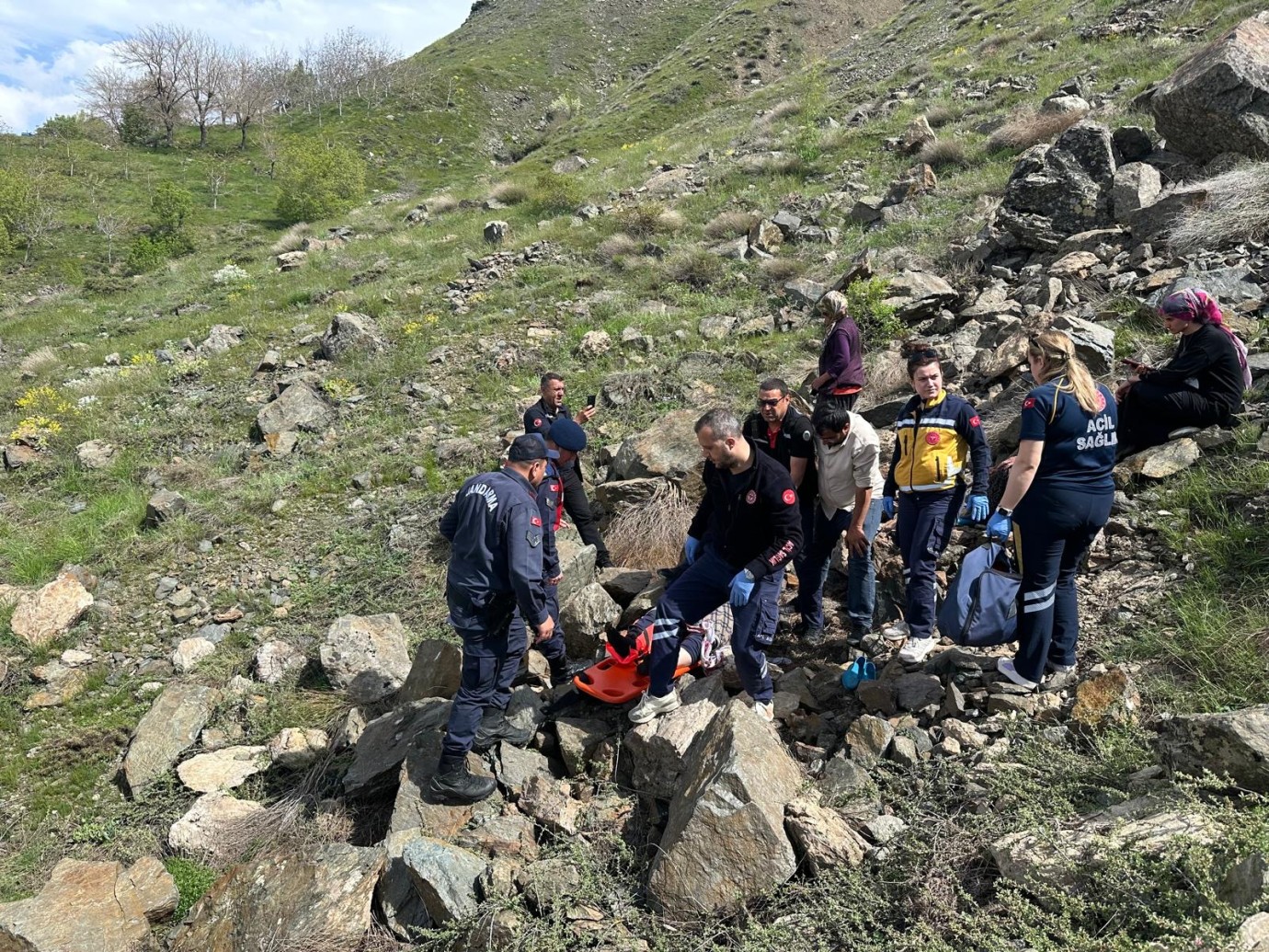 Kayalıklarda Mahsur Kalan Yaşlı Kadın Kurtarıldı