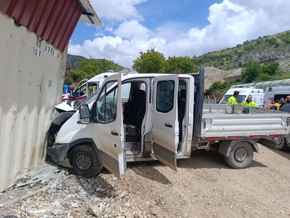 Malatya'da kamyonet şantiye alanına girdi: 3 yaralı