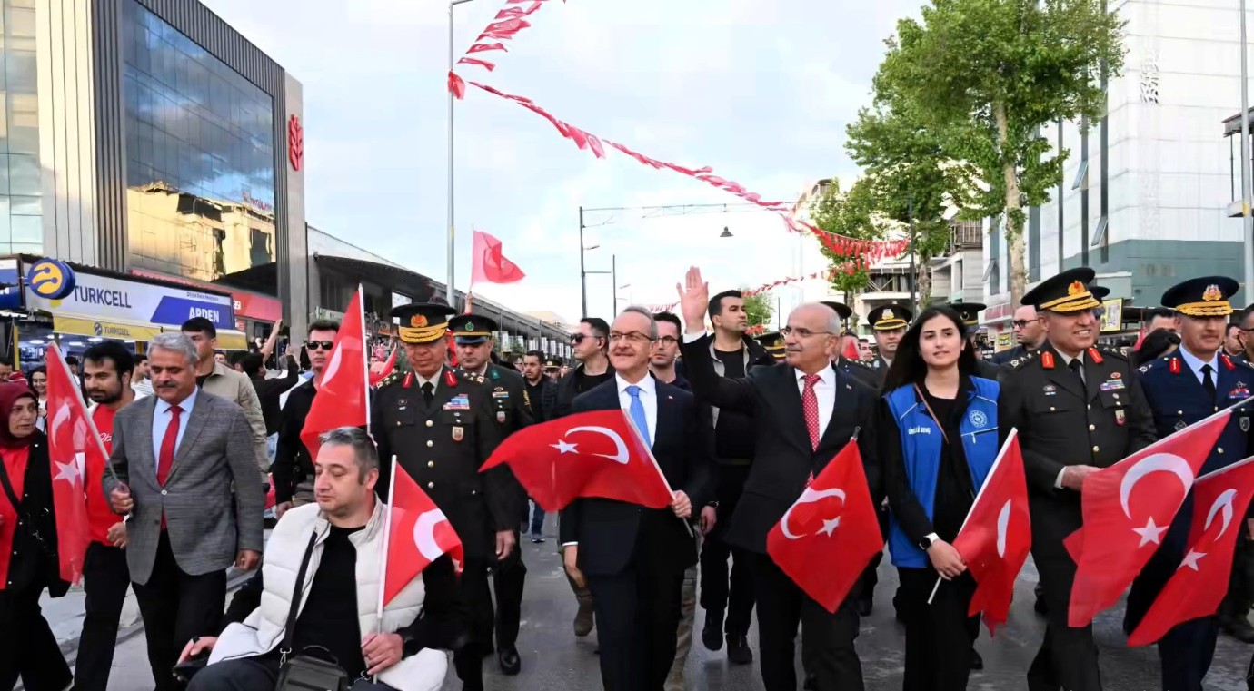 Malatya’da 19 Mayıs Coşkusu fener alayıyla taçlandı