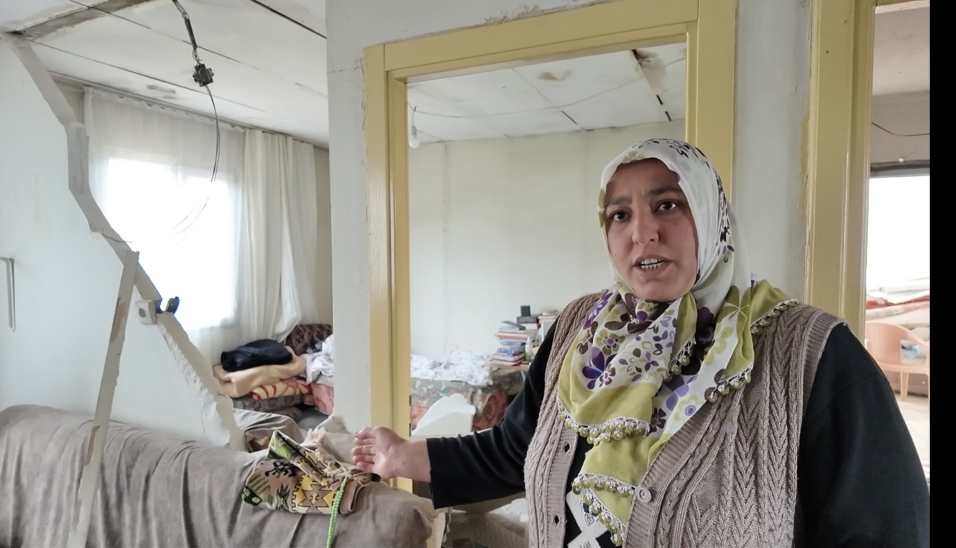 Depremde saniyelerle gelen kurtuluş: Anne kızını son anda kurtardı