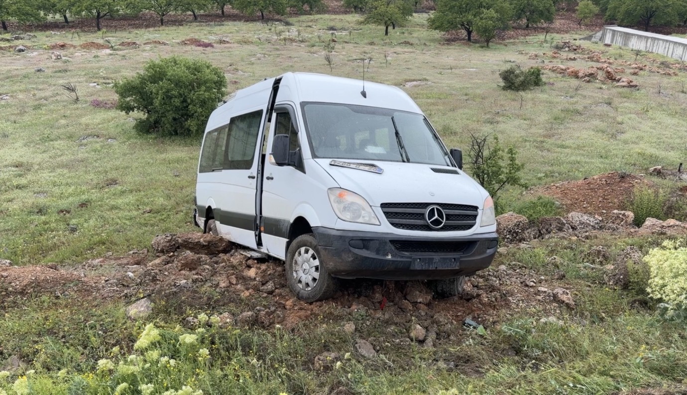 Doğanşehir’de yolcu minibüsü şarampole devrildi: 2 yaralı
