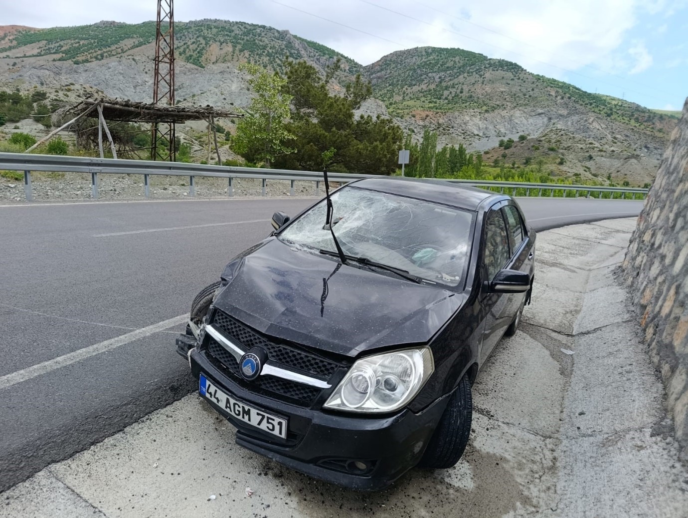 Doğanşehir’de otomobil bariyerlere çarptı: 1 yaralı
