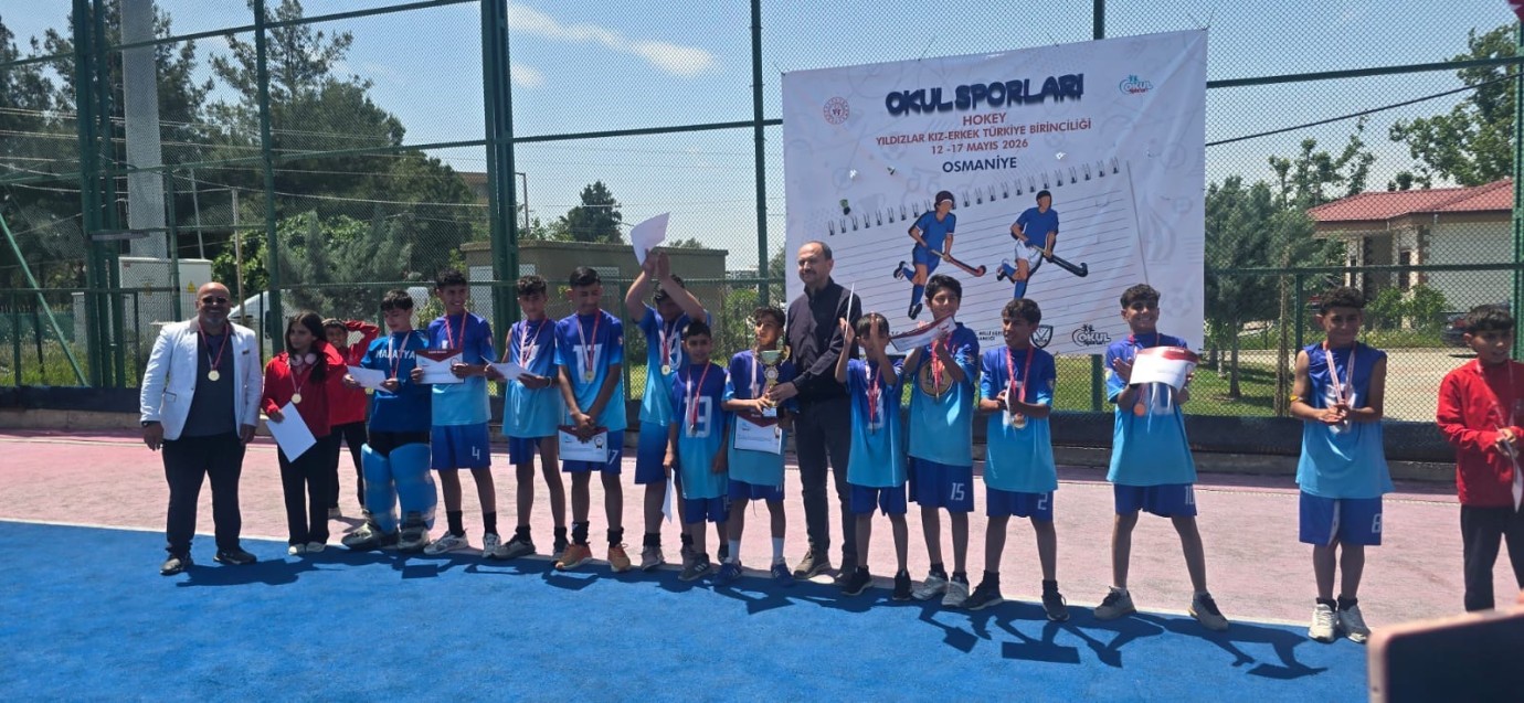 Milli Egemenlik Ortaokulu Hokey Takımı Türkiye Şampiyonu Oldu