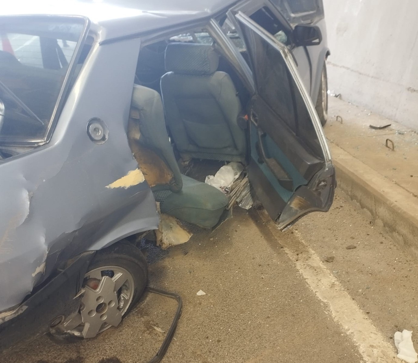 Tünelde duvara çarpan araç hurdaya döndü: 3 yaralı