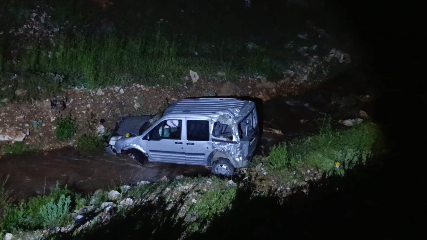 Hafif ticari araç dereye uçtu: 1 yaralı