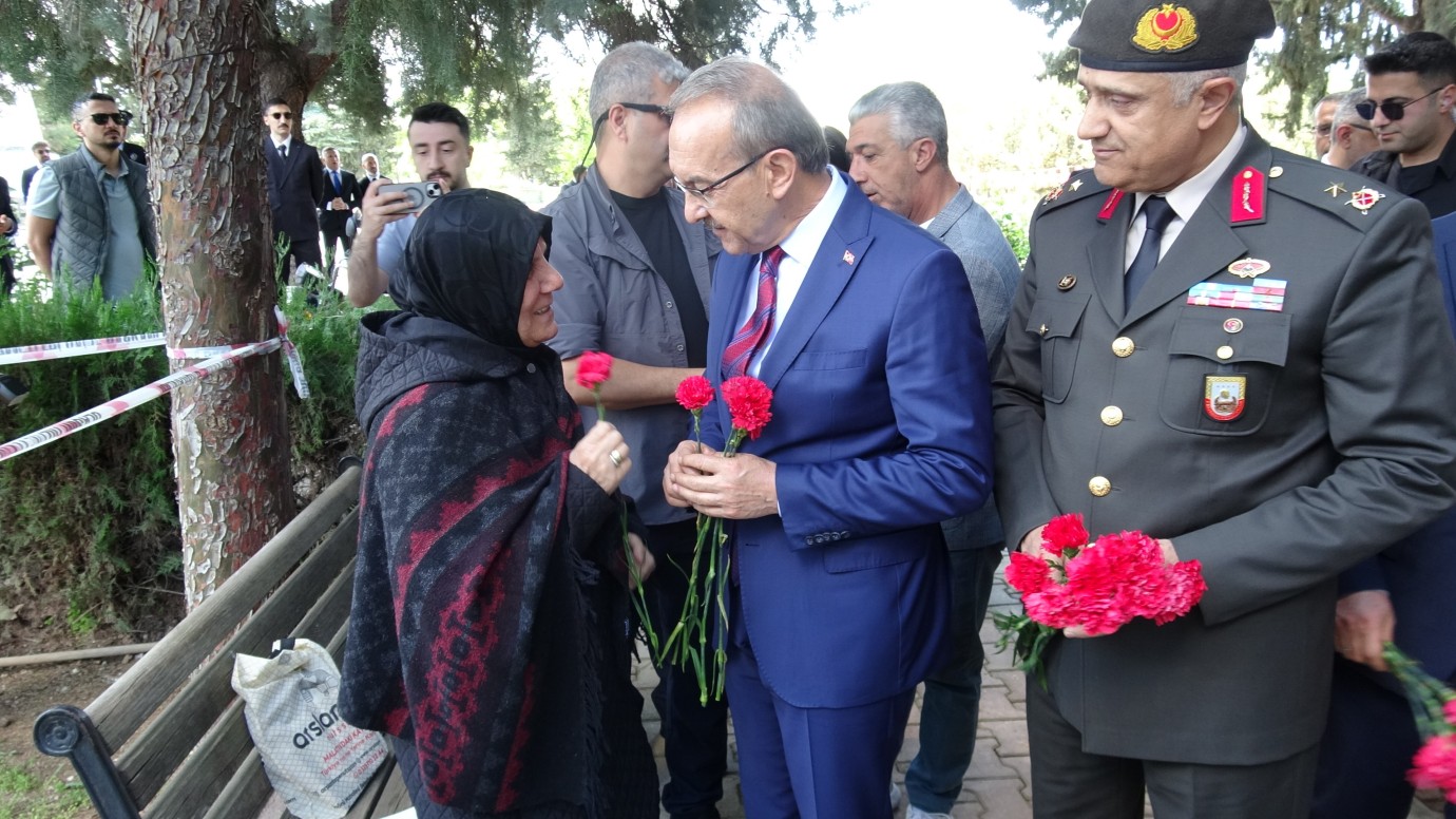 Malatya protokolünden arife günü şehitlik ziyareti