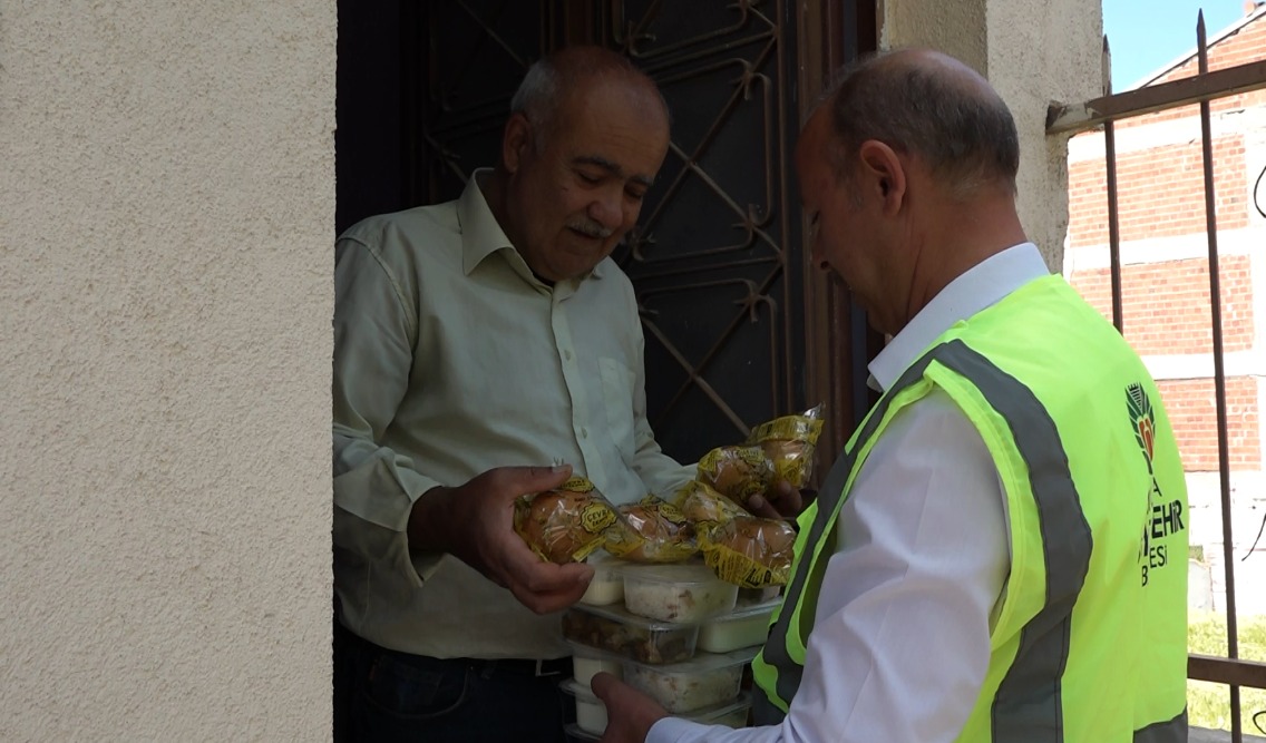 Malatya’da ihtiyaç sahiplerine her gün sıcak yemek desteği