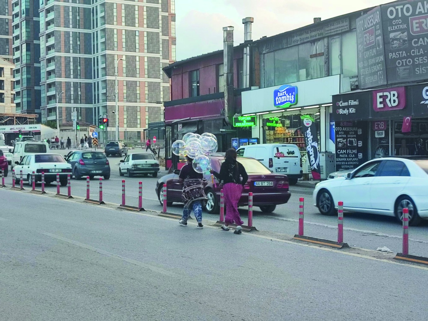 Sanayi Kavşağı’nda trafikte tehlikeli anlar | Balon satışımı, dilencilik mi?