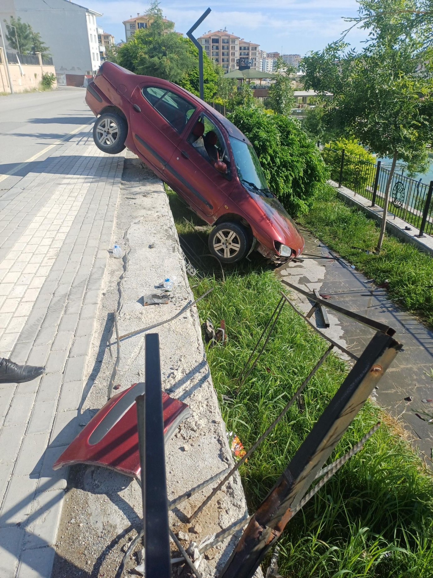 Otomobil dere yatağına düşmekten son anda kurtuldu