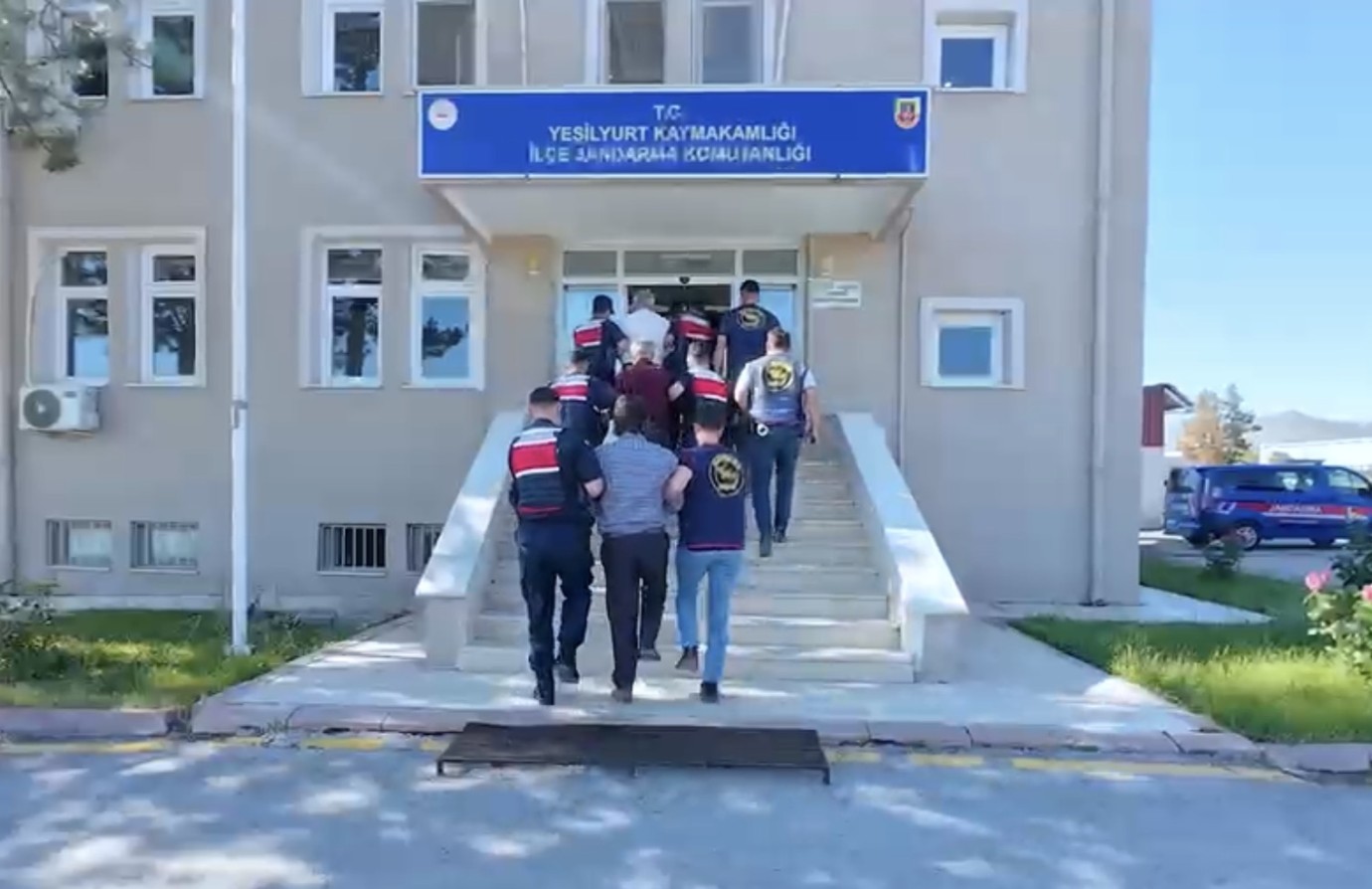 Malatya’da 60 yıl kesinleşmiş hapis cezası bulunan 2 firari hükümlü yakalandı