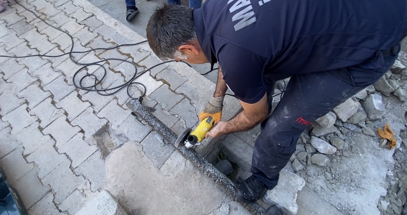 Yeşilyurt’ta boruya sıkışan yavru kedi itfaiye operasyonuyla kurtarıldı