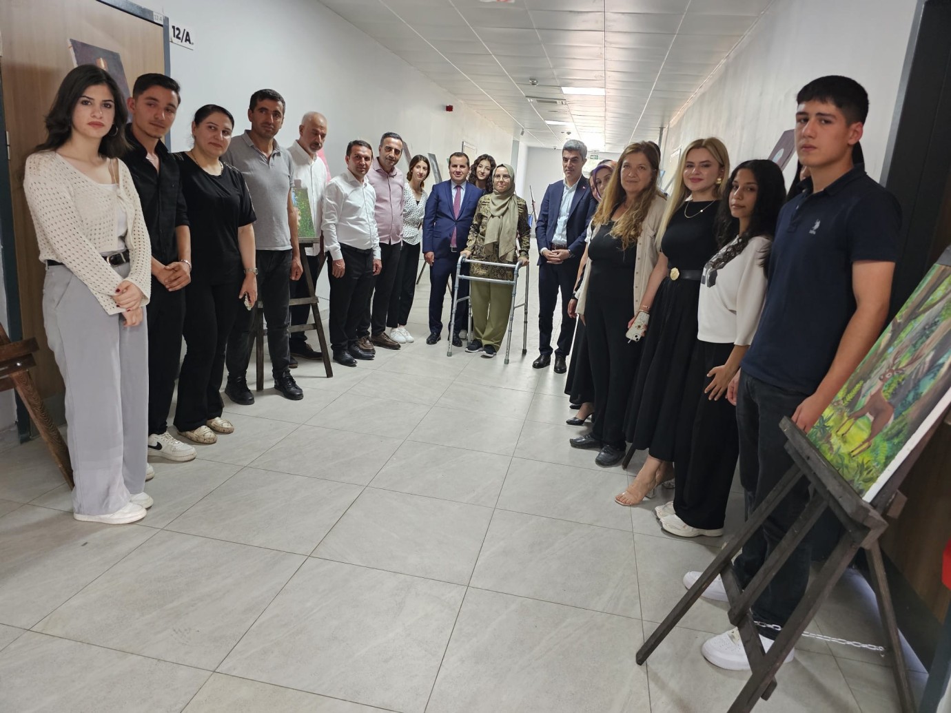 Deprem engel olamadı, fırçasını elinden bırakmadı