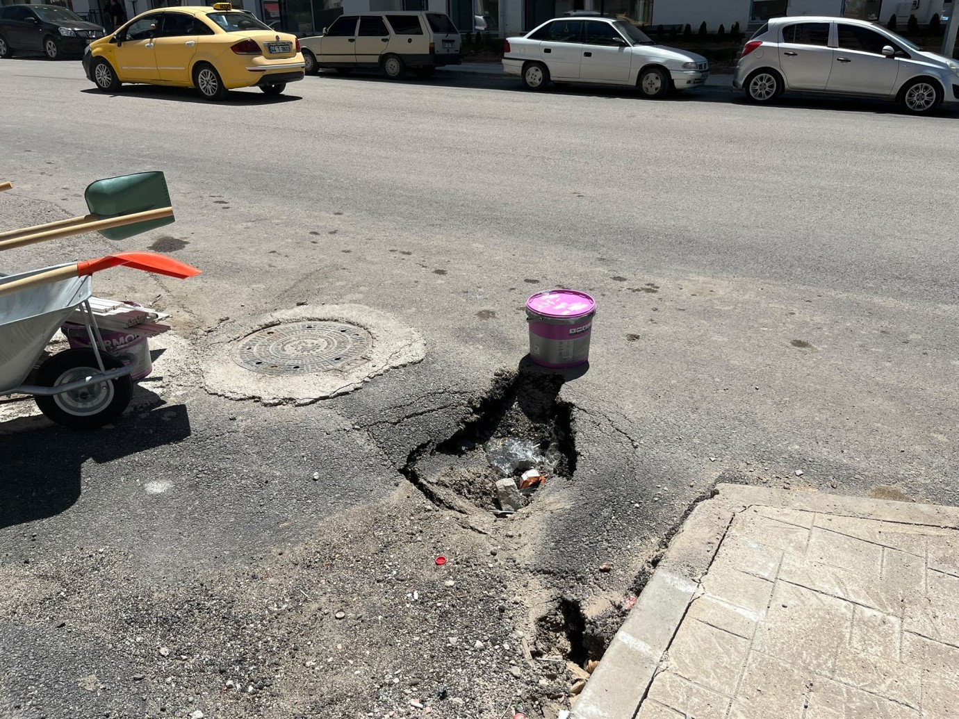 Yeni yapılan yolda çökme meydana geldi: Vatandaşlar denetim istedi