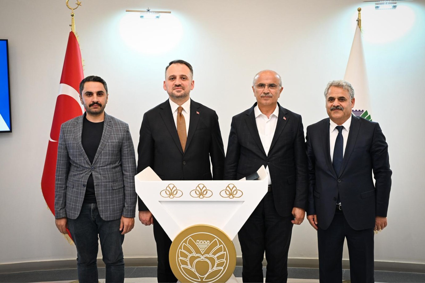 Bakan Yardımcısı Eminoğlu’ndan Şehir Kütüphanesine tam not