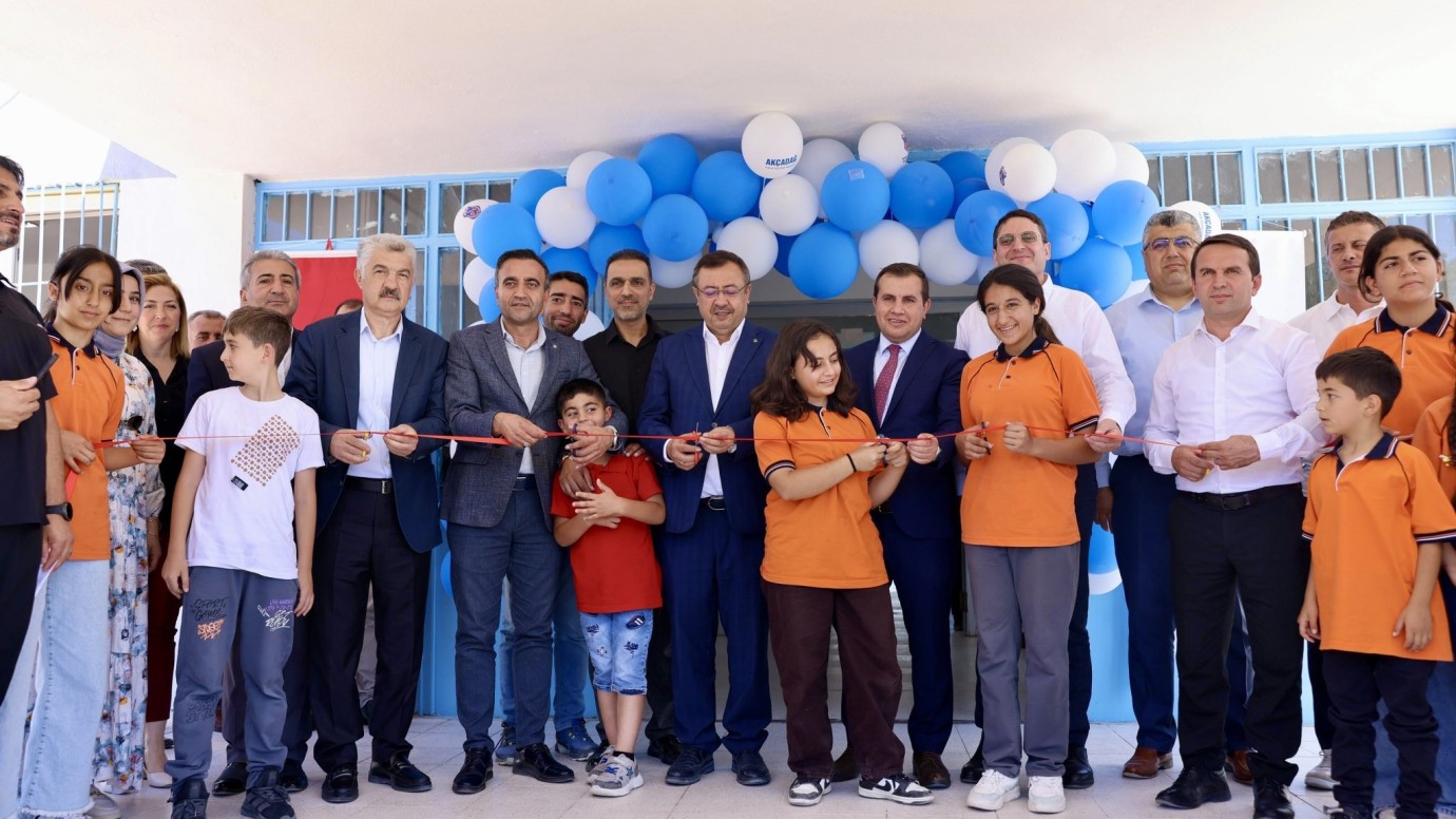 Akçadağ’da yenilenen okul sıraları öğrencilere teslim edildi
