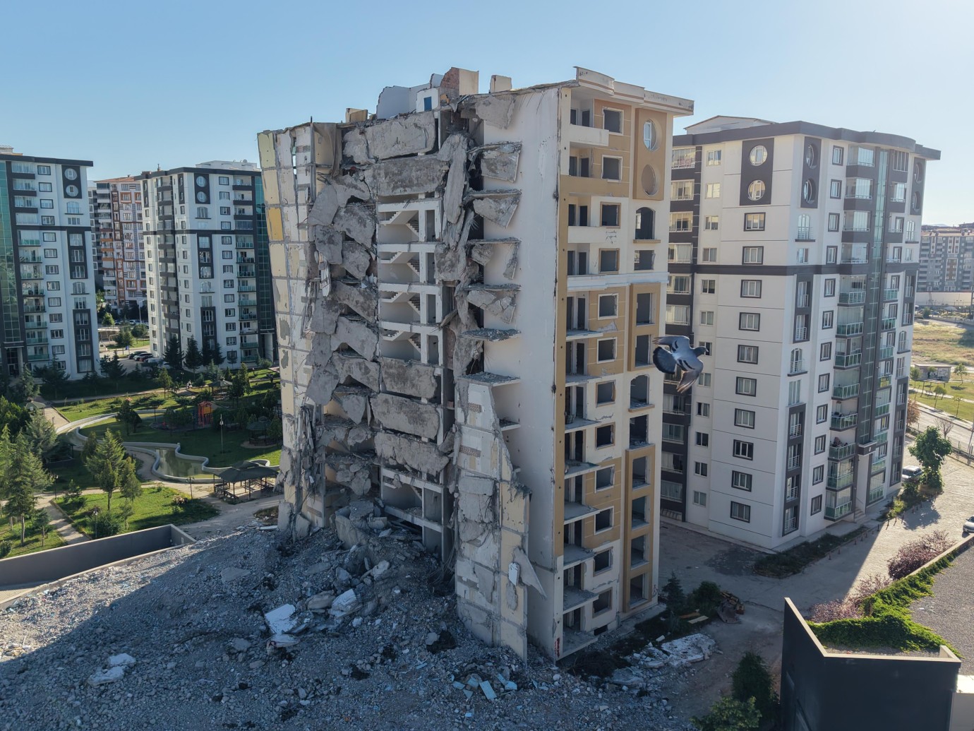 Malatya'da yıkıma direnen blok mesaj verdi: Sağlam yapı mümkün mü?