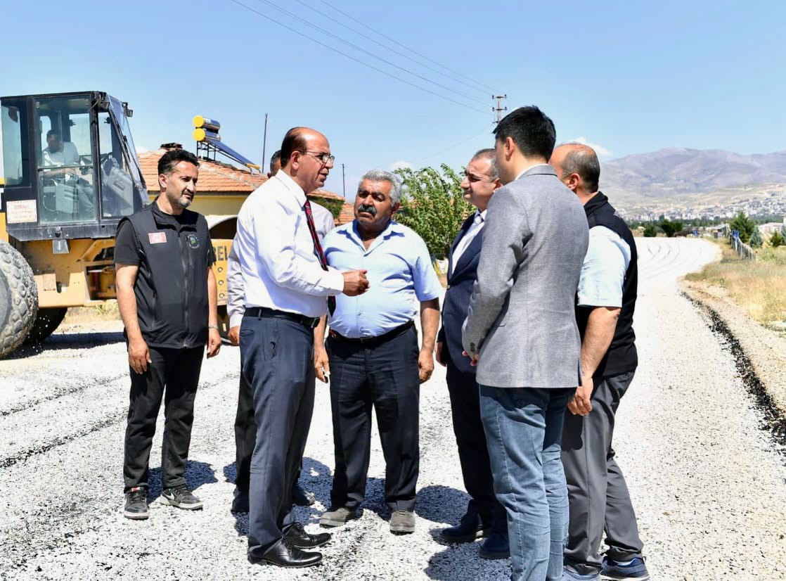 Yeşilyurt’ta kırsal mahallelerin yolları yenileniyor