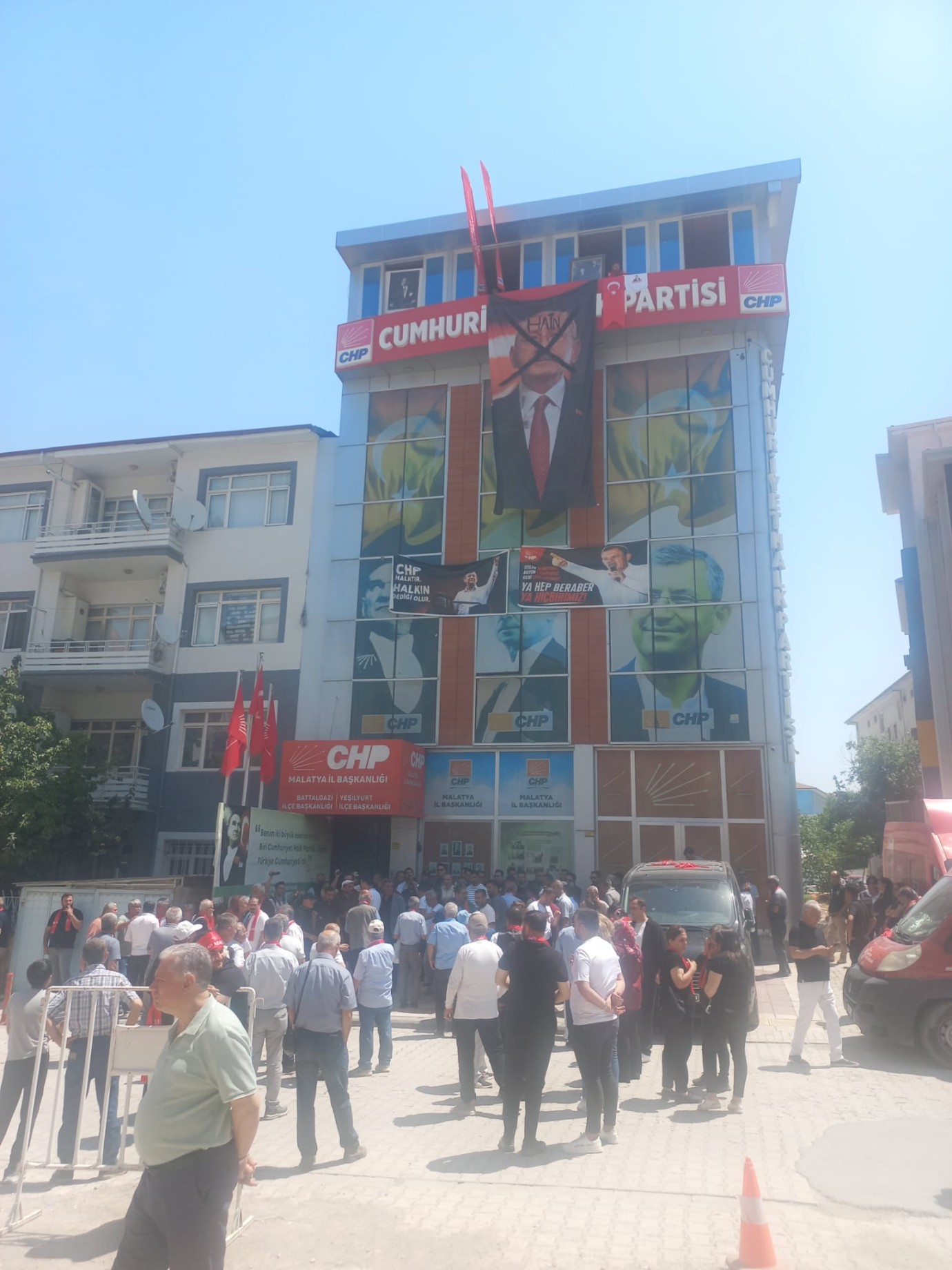 Malatya CHP’de şok görüntü: Kılıçdaroğlu posterinde dikkat çeken detay!