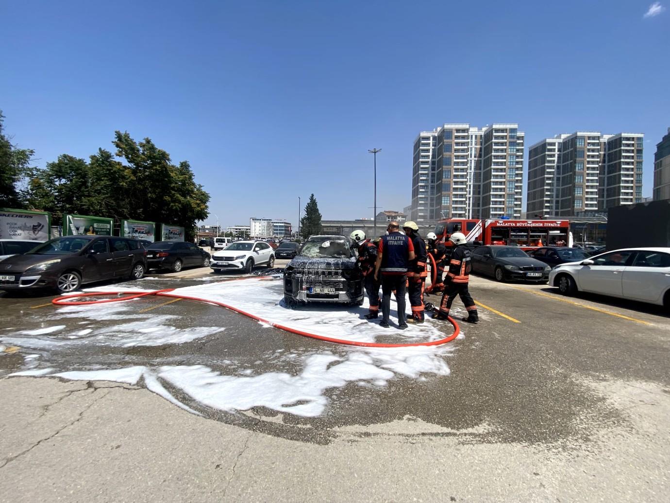 Otoparkta çıkan yangın paniğe yol açtı
