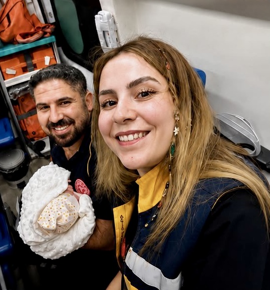 Pütürge’de hastaneye yetişemeyen kadın ambulansta doğum yaptı