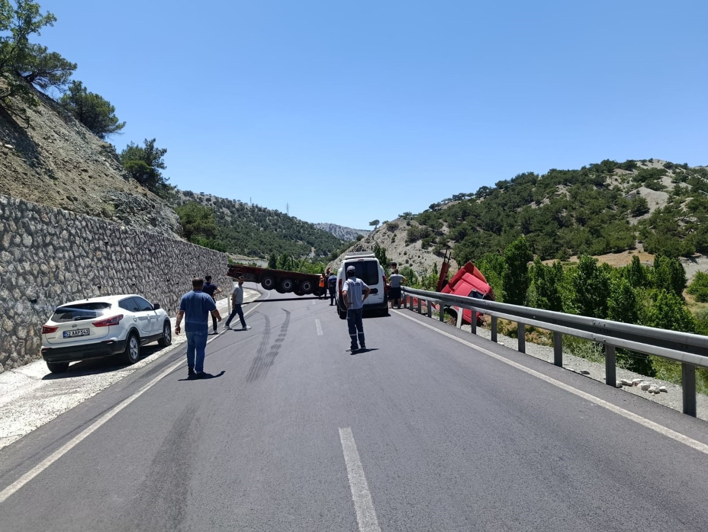 Malatya’da bariyerlere çarpan çekici askıda kaldı