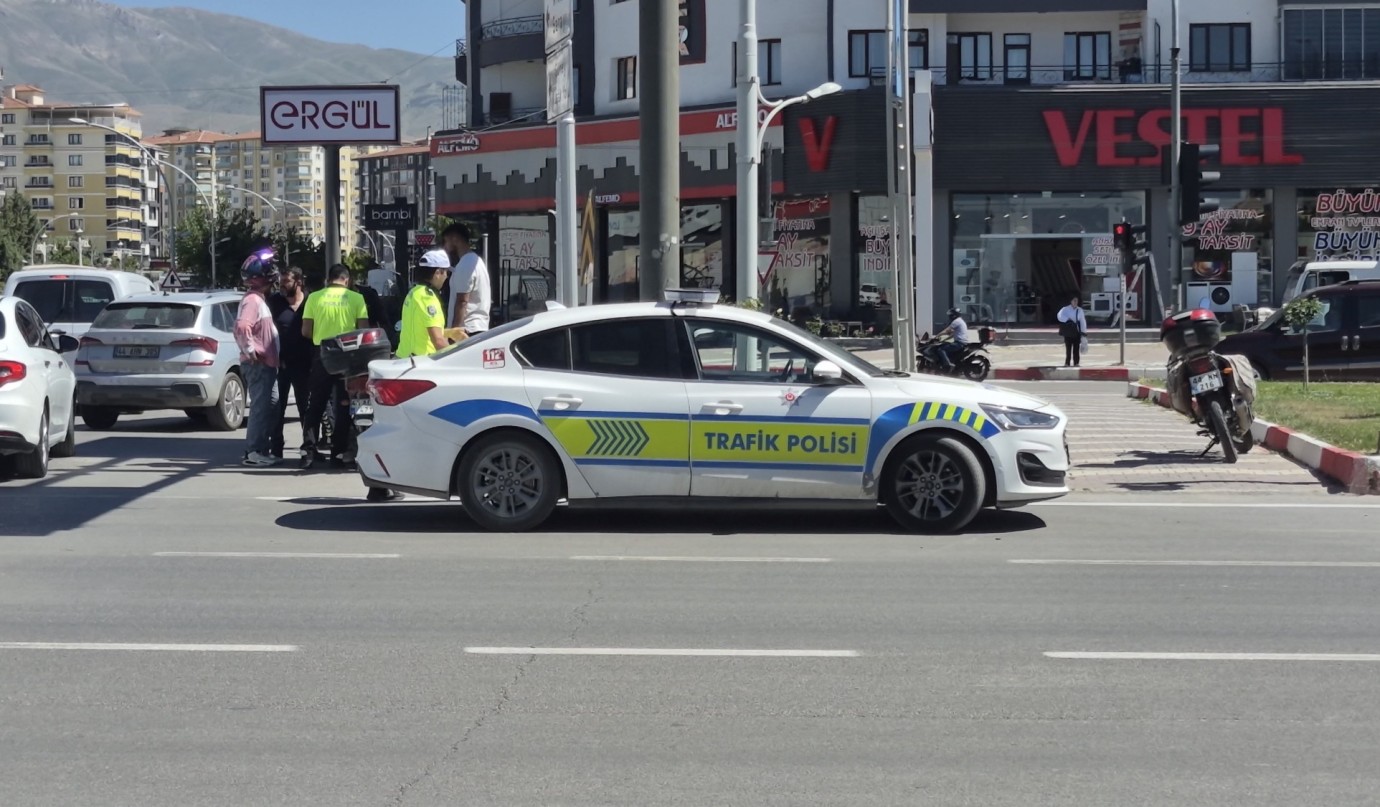 Malatya’da sivil ekip aracı ile motosiklet çarpıştı: 1 yaralı