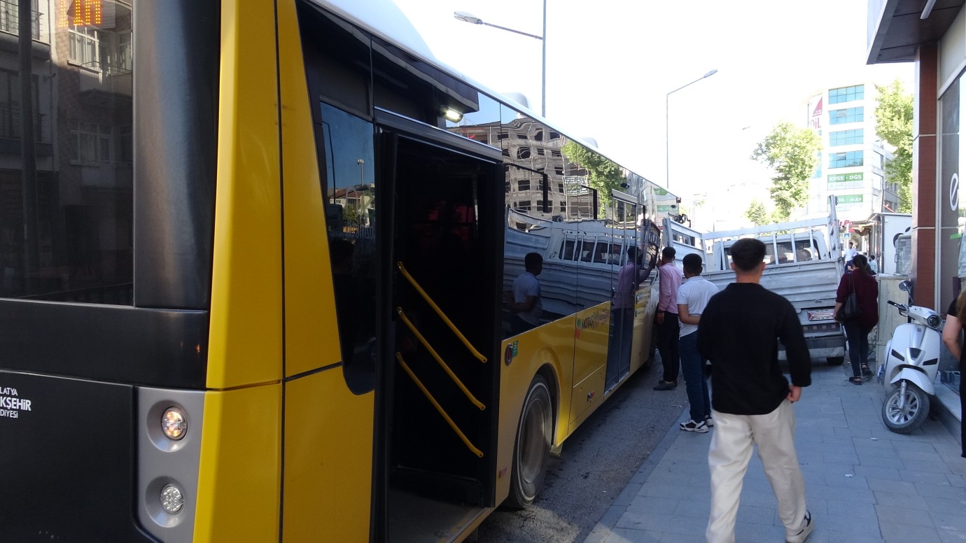 Kaldırıma park edilen kamyonet trafiği kilitledi