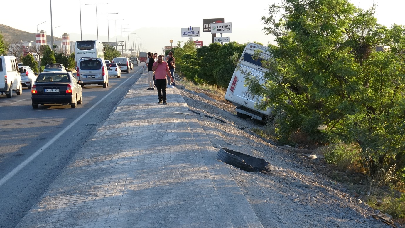 Servis aracı şarampole devrildi: 5 yaralı