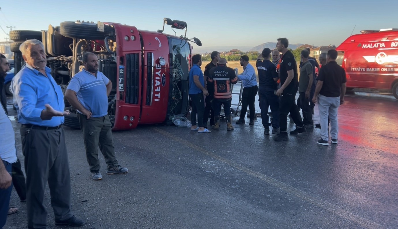 Yangına giden itfaiye aracı devrildi: 3 yaralı