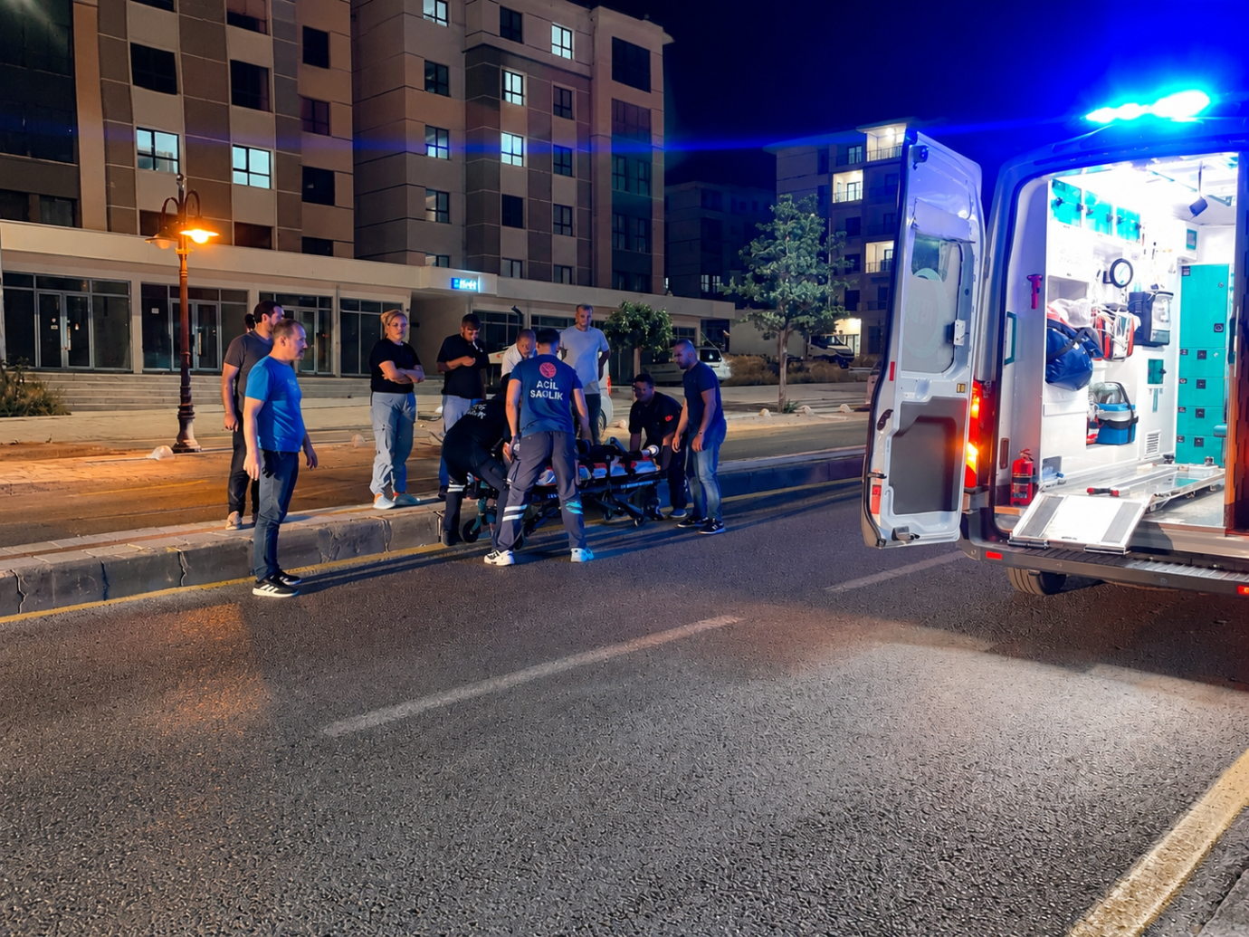 Kontrolden çıkan bisiklet refüje çarptı