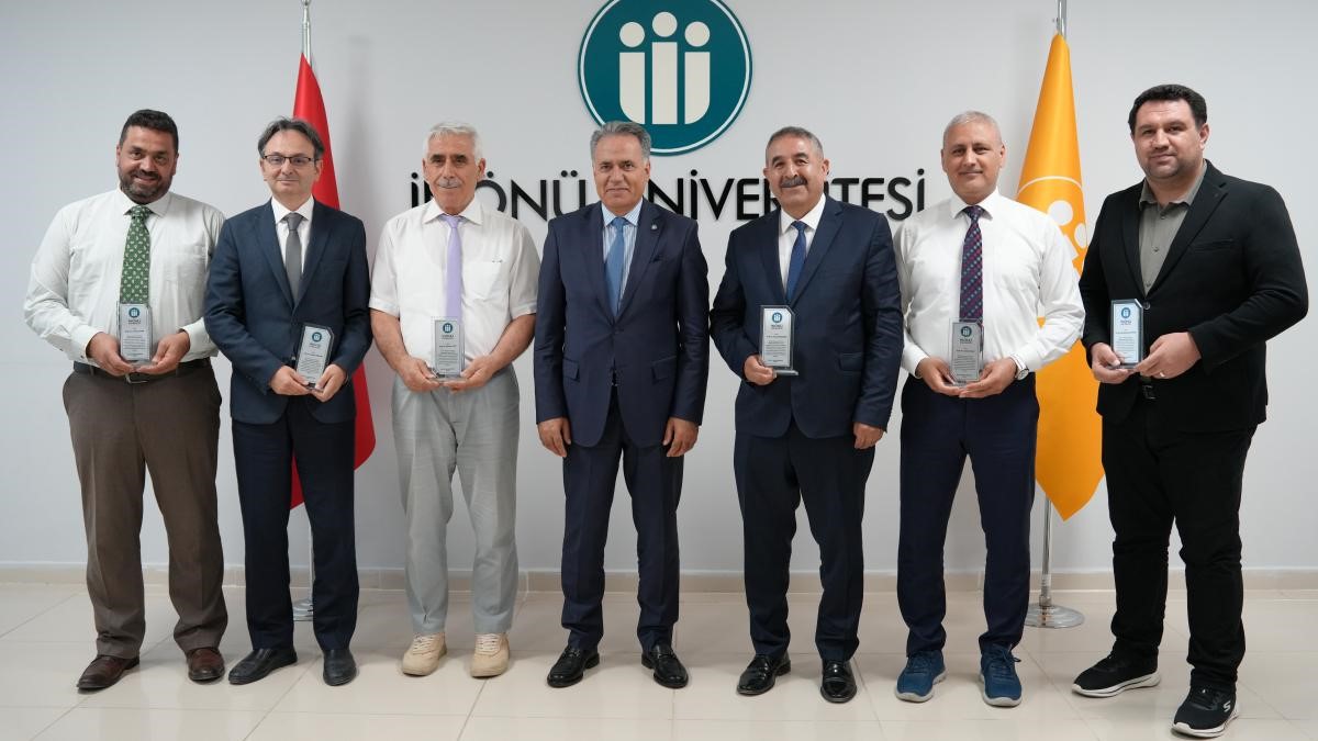 İnönü Üniversitesi'nde başarılı akademisyenlere plaket