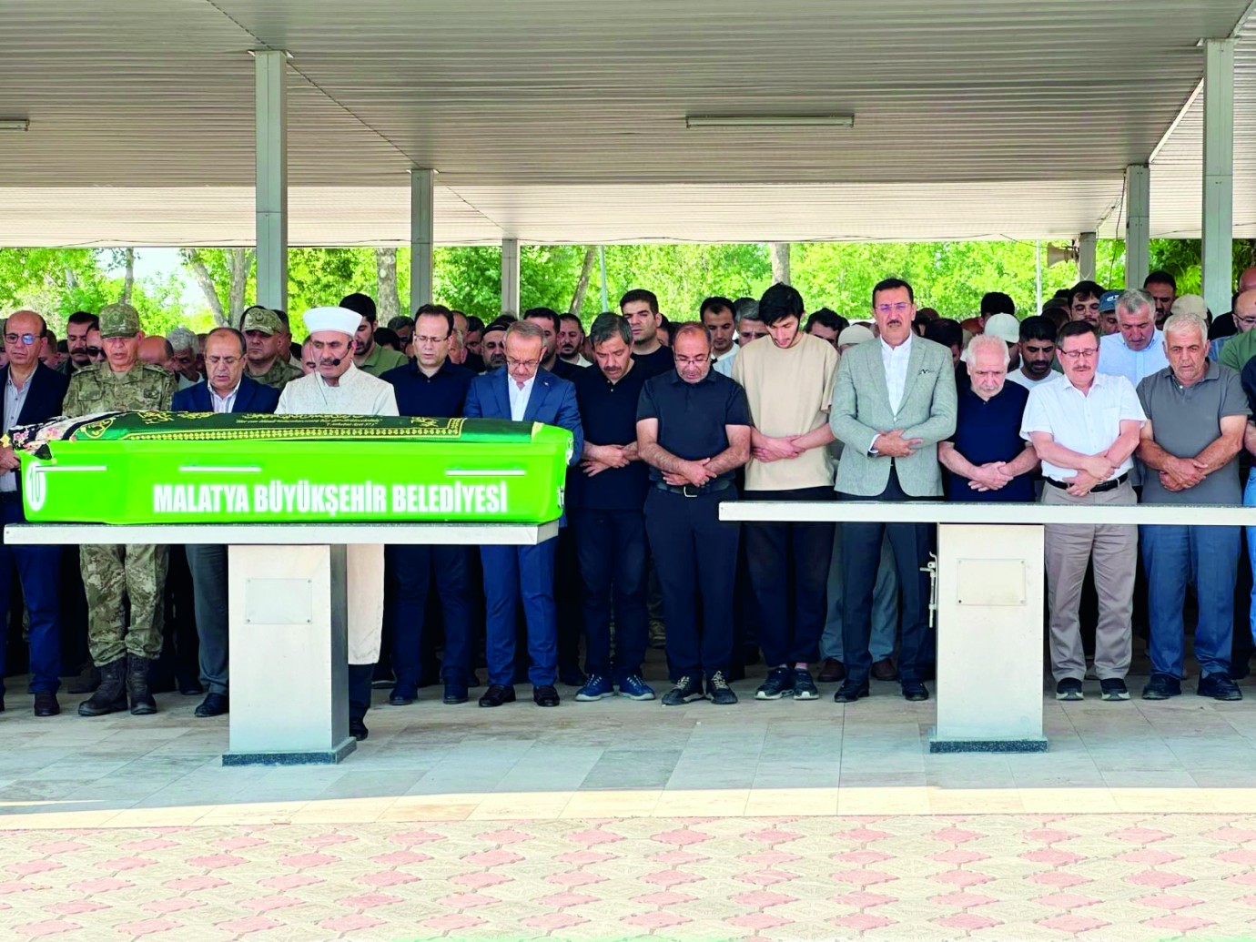 Rektör Bentli annesini son yolculuğuna uğurladı