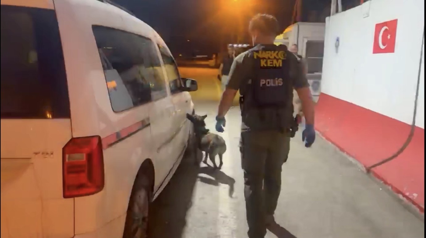Narkotik köpeği gizli bölmedeki uyuşturucuyu buldu