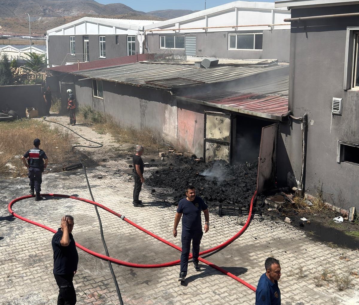 Malatya OSB'de atık deposunda korkutan yangın
